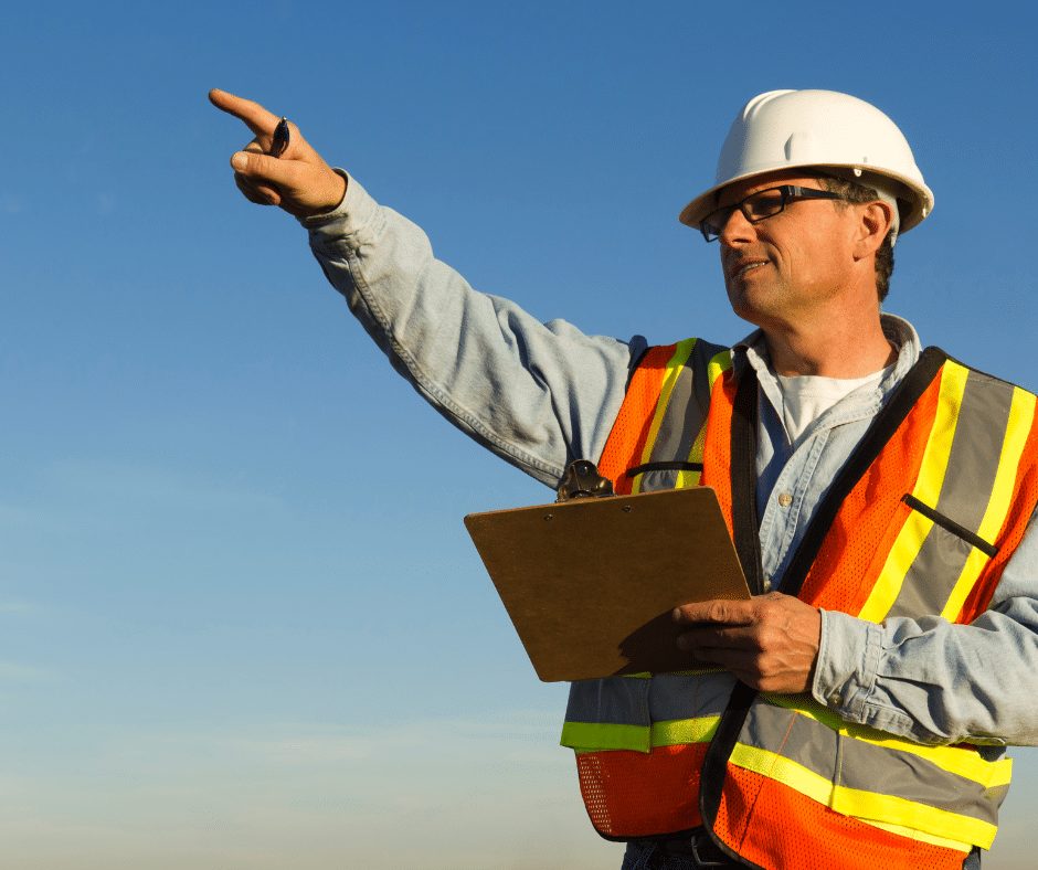 sicurezza sul lavoro: datore di lavoro parla con caschetto in testa