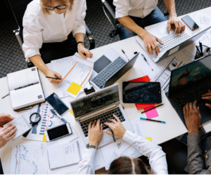 persone al lavoro su un tavolo da ufficio con computer