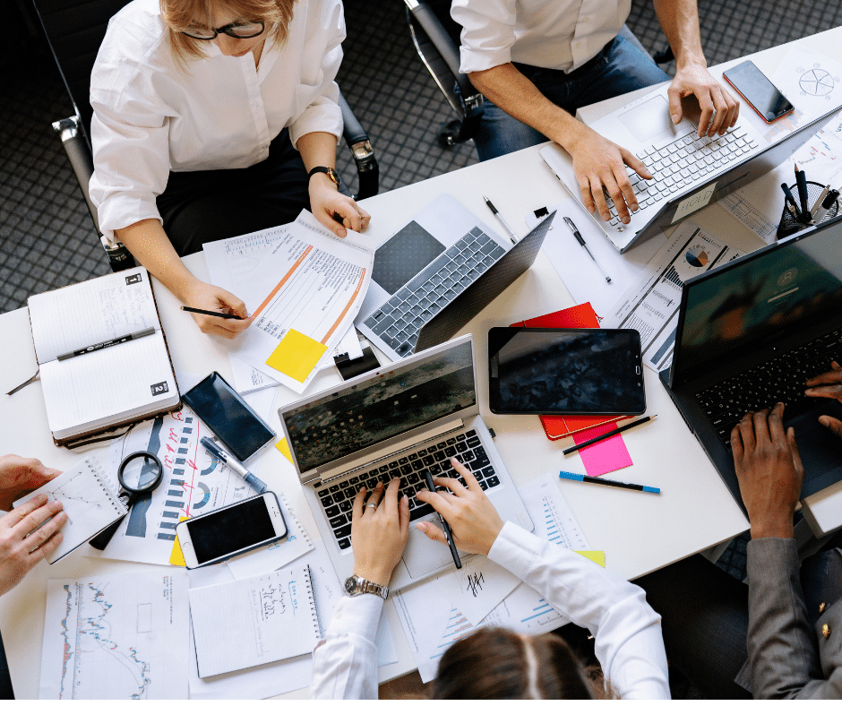 persone al lavoro su un tavolo da ufficio con computer