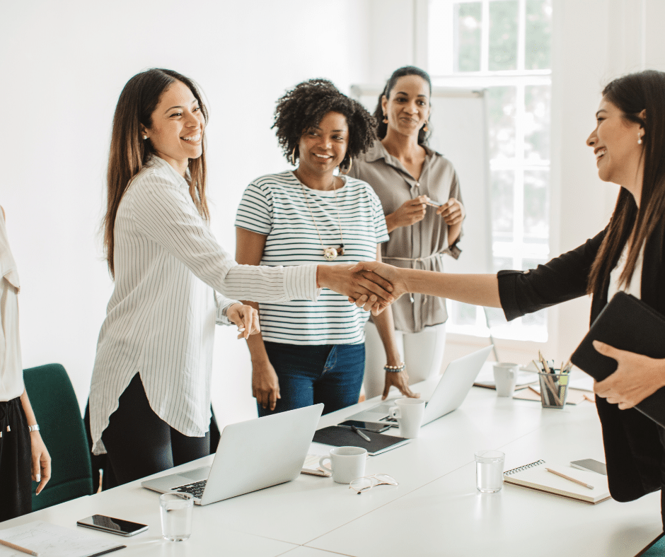 persone che si stringono la mano ad un colloquio di lavoro