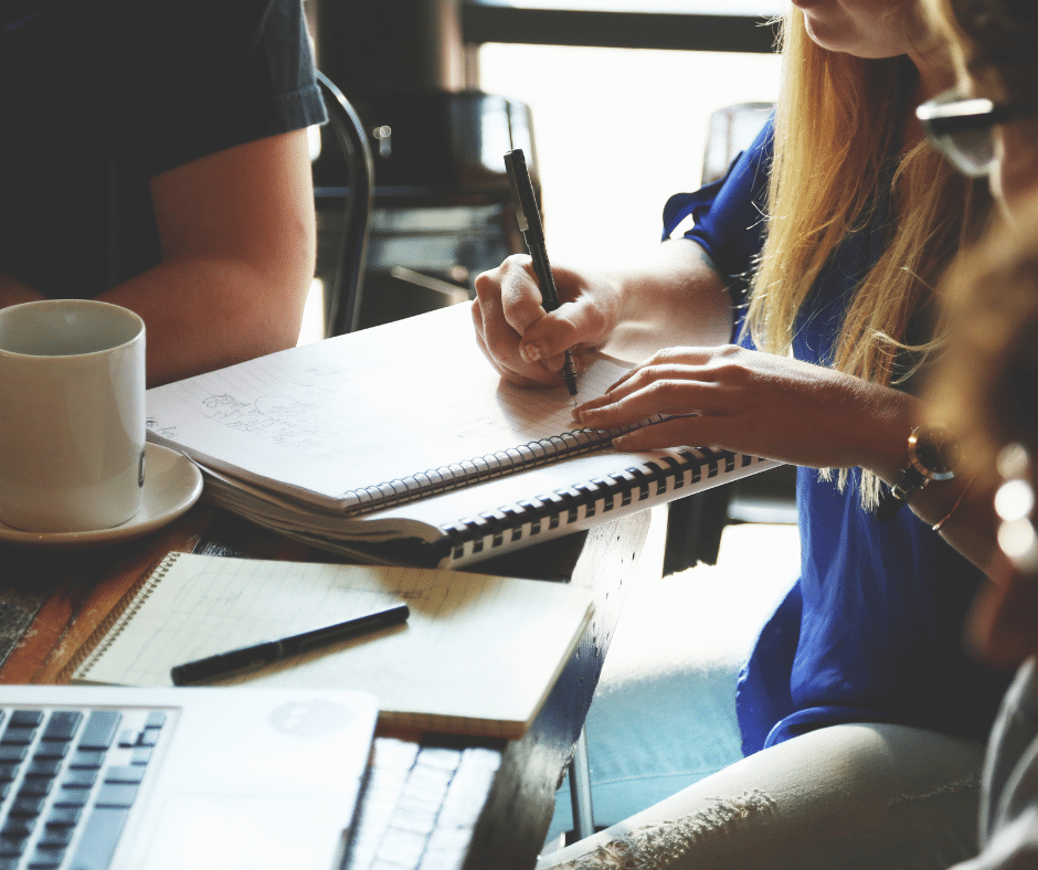 persone che lavorano insieme su un tavolo