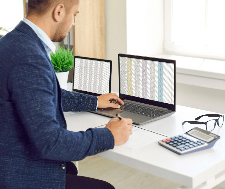 persona che lavora al computer con excel