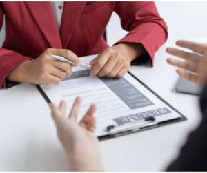 persona con davanti un cv
