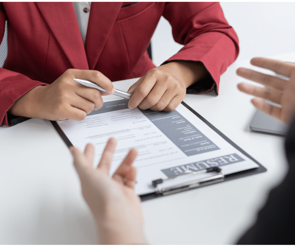 persona con davanti un cv
