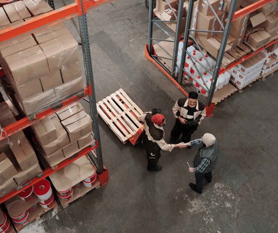 persone che si stringono la mano in azienda